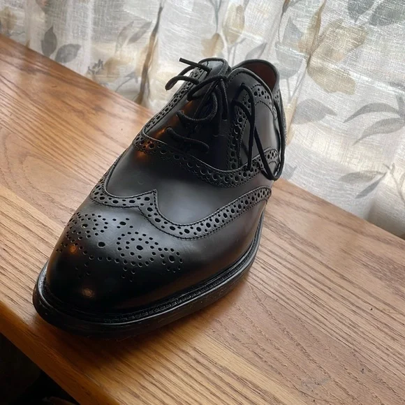 Size Joseph A Banks wing tip dress shoes